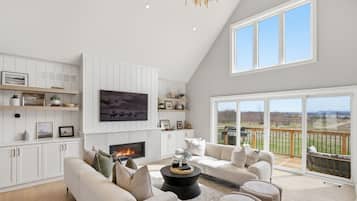 Smart TV, fireplace