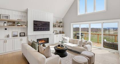 NEW Luxury Cobble Beach Golf Retreat w/ Games Room & Large Yard