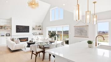 Smart TV, fireplace