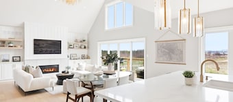 NEW Luxury Cobble Beach Golf Retreat w/ Games Room & Large Yard