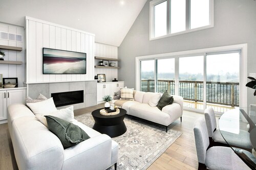 NEW Luxury Cobble Beach Golf Retreat w/ Games Room & Large Yard