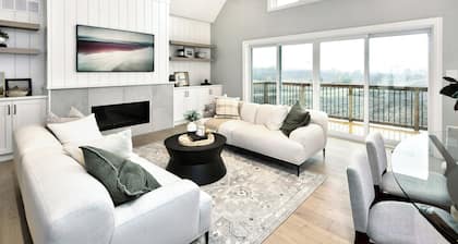 NEW Luxury Cobble Beach Golf Retreat w/ Games Room & Large Yard