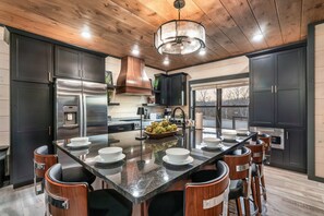 Fridge, microwave, oven, stovetop - NEW 5BR Mtn Cabin★Private indoor pool★Hot Tub★Theater★ Game room★FREE water park (Sevierville)