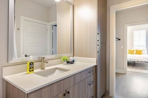 Hair dryer - Modern 1200sf 2bed apto in Frisco (Frisco)