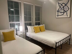 Desk, iron/ironing board, WiFi, bed sheets - Modern 1200sf 2bed apto in Frisco (Frisco)