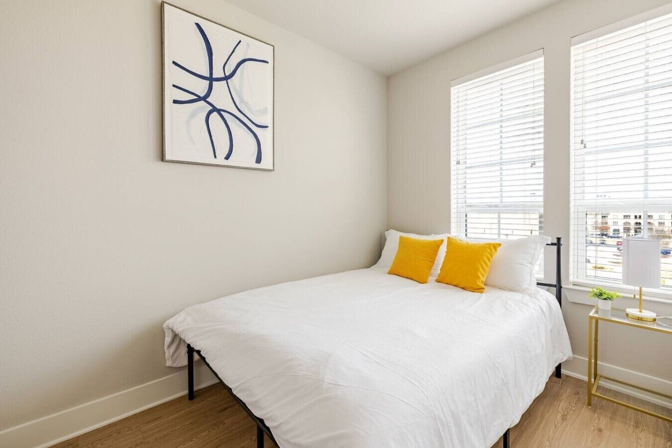 Desk, iron/ironing board, WiFi, bed sheets