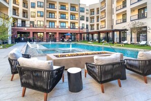 Pool - Modern 1200sf 2bed apto in Frisco (Frisco)