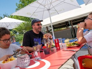 屋外ダイニングエリア