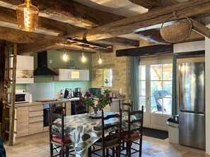 Fridge, microwave, oven, dishwasher - Charming lodging with AC and parking - 4 guests (Corgnac-sur-l'Isle)