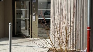 A hotel entrance with a glass door, a keypad, and a number sign. - Spacious apartment with large terrace - 4 guests (Aix-les-Bains)