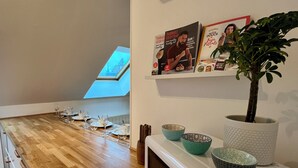 Une cuisine moderne avec un plancher en bois, un four à micro-ondes et des bols décoratifs disposés sur une étagère.