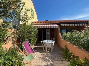 Outdoor dining - Villa with parking, mountain view - 4 guests (Le Barcarès)