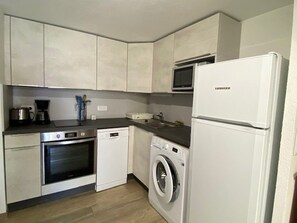 Fridge, microwave, oven, dishwasher - Villa with parking, mountain view - 4 guests (Le Barcarès)