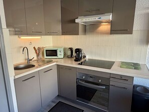Private kitchen - Cozy studio, private parking - 3 guests (Gruissan)