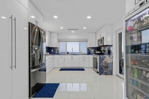 Fridge, microwave, oven, stovetop - Exclusive Oceanfront Luxury Villa in the Keys (Key Largo)