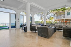 Smart TV, fireplace - Exclusive Oceanfront Luxury Villa in the Keys (Key Largo)