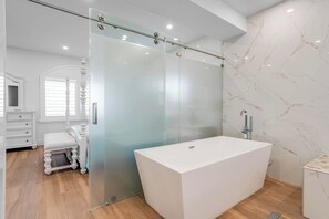 Shower, hair dryer, towels, soap - Exclusive Oceanfront Luxury Villa in the Keys (Key Largo)