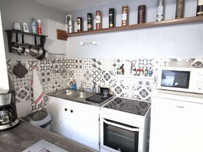 Microondas, cafetera y tetera y tostadora 