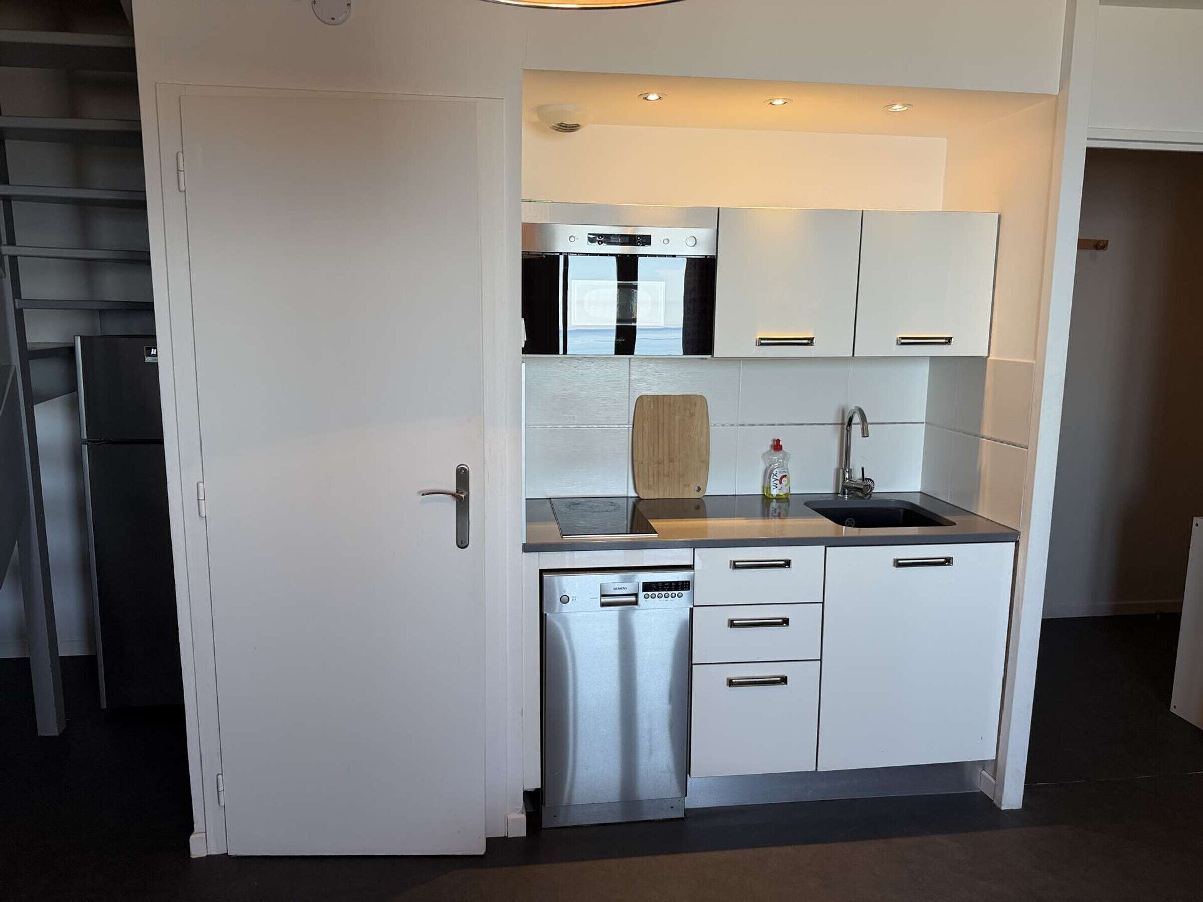 Fridge, microwave, dishwasher, coffee/tea maker