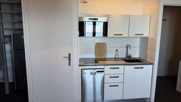 Fridge, microwave, dishwasher, coffee/tea maker