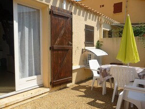 Outdoor dining - House with parking - 4 guests (Le Barcarès)