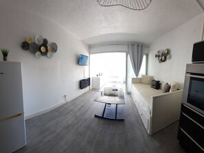 TV - Studio with loggia, sea view - 4 guests (Le Barcarès)