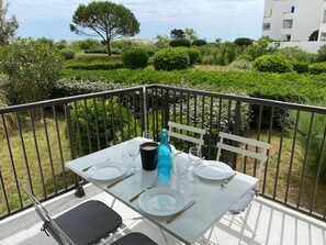 Outdoor dining - Renovated apartment sea view, parking - 4 guests (Le Barcarès)