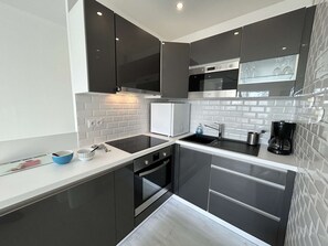 Fridge, microwave, oven, stovetop - Modern apartment, dune view - 2 guests (Saint-Hilaire-de-Riez)