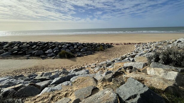 A beach with a rocky breakwater and a clear sky. - Modern apartment, dune view - 2 guests (Saint-Hilaire-de-Riez)