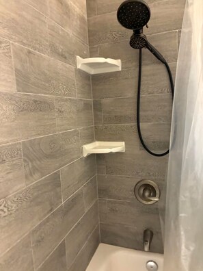 Toallas, jabón, papel de baño 