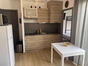 Fridge, microwave, coffee/tea maker - Renovated apartment, beach access - 4 guests (Le Barcarès)