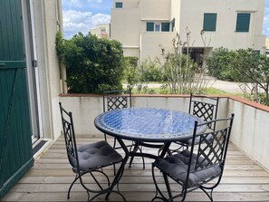 Outdoor dining - Renovated apartment, beach access - 4 guests (Le Barcarès)
