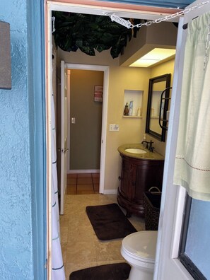 Bathroom - Pelican Paradise! Charming 3-bedroom 2 Bathroom pool home in SW Cape Coral (Cape Coral)
