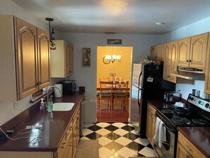 Private kitchen - Pelican Paradise! Charming 3-bedroom 2 Bathroom pool home in SW Cape Coral (Cape Coral)