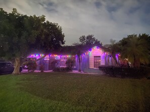 Exterior - Pelican Paradise! Charming 3-bedroom 2 Bathroom pool home in SW Cape Coral (Cape Coral)