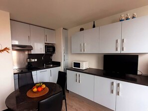 Fridge, microwave, dishwasher, coffee/tea maker - Charming duplex lake view - 4 guests (Le Barcarès)