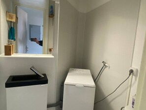 A bathroom with a toilet, a sink, and a shower. - Charming duplex lake view - 4 guests (Le Barcarès)