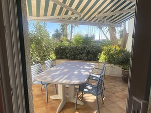 Outdoor dining - Apartment near the beach - 4 guests (Le Barcarès)