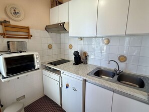 Private kitchen - Apartment with port view - 4 guests (Gruissan)