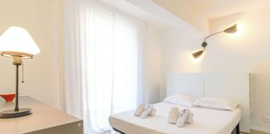 4 bedrooms, free WiFi, bed sheets - Villa with pool, pets welcome - 10 guests. Hill view (Bormes-les-Mimosas)