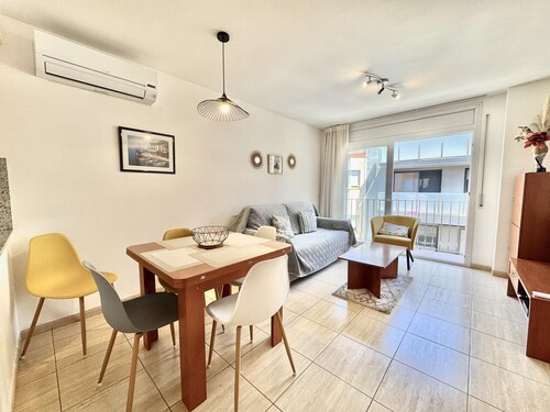 Charming 1BR Apartment in Central Roses, 250m from Beach, Private Parking