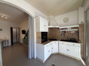 Fridge, microwave, oven, coffee/tea maker