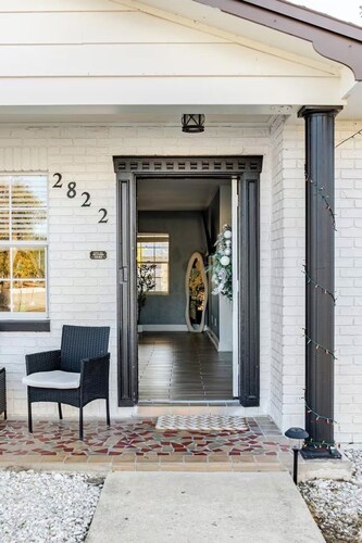 Delightful 4-bedroom house with pool in charming Brandon