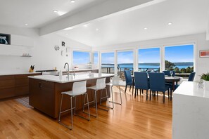 Dining - Spacious 5 bedroom home with one of West Seattle's most breathtaking views (Seattle)