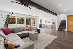 TV, fireplace - Spacious 5 bedroom home with one of West Seattle's most breathtaking views (Seattle)