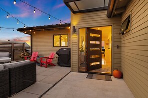 Terrace/patio - Spacious 5 bedroom home with one of West Seattle's most breathtaking views (Seattle)