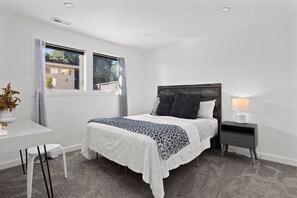 Room - Spacious 5 bedroom home with one of West Seattle's most breathtaking views (Seattle)