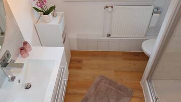 Condo clásico, vista al jardín | Baño