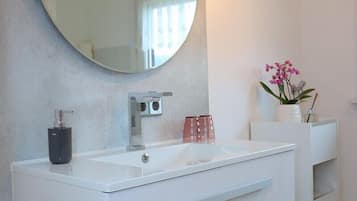 Kondominium Klasik, pemandangan kebun | Kamar mandi