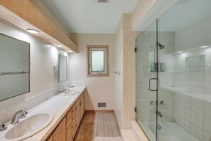 Shower, hair dryer, towels, soap - Spacious 5-bedroom house in beautiful Whittier between Disney and Universal (Whittier)
